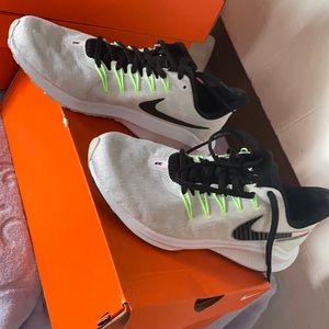 WMNS NIKE AIR ZOOM VOMERO 14